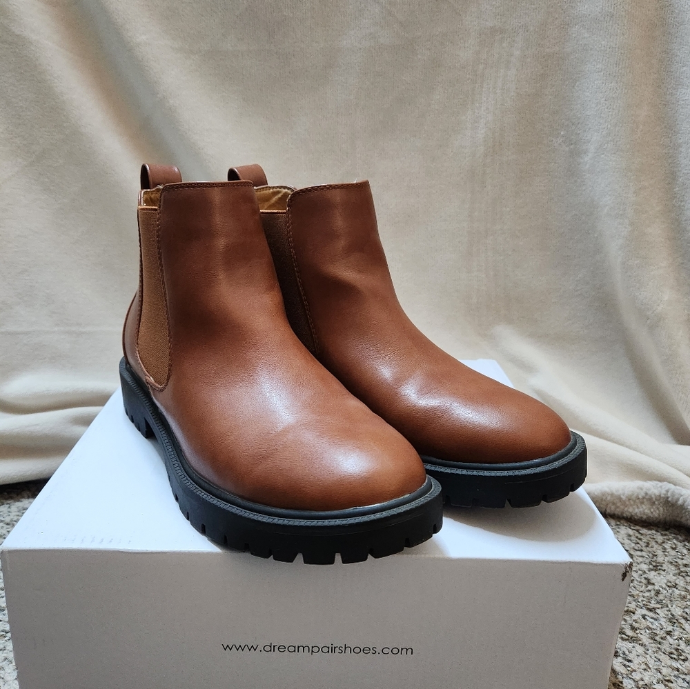 DREAM PAIRS Women’s Chelsea Boots, size 7.5